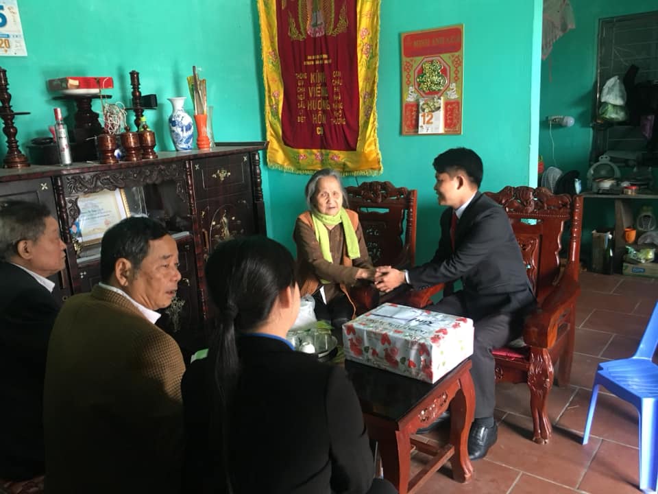 Đoàn công tác đã đi thăm và tặng quà các gia đình Cựu Thanh niên xung phong có hoàn cảnh khó khăn tại tỉnh Bắc Giang