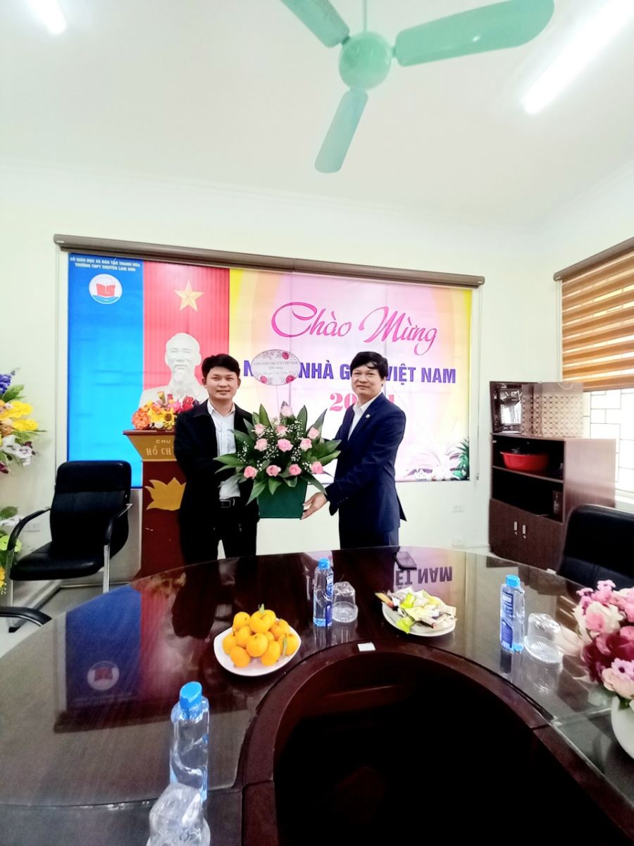 Lãnh đạo Liên hiệp Trí tuệ Việt Nam thăm và làm việc với Trường THPT chuyên Lam Sơn tỉnh Thanh Hóa